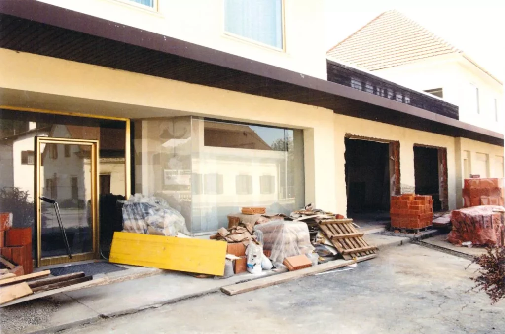 Eine alte Fotografie des Rohbaues der Lilien Apotheke aus den 90er Jahren