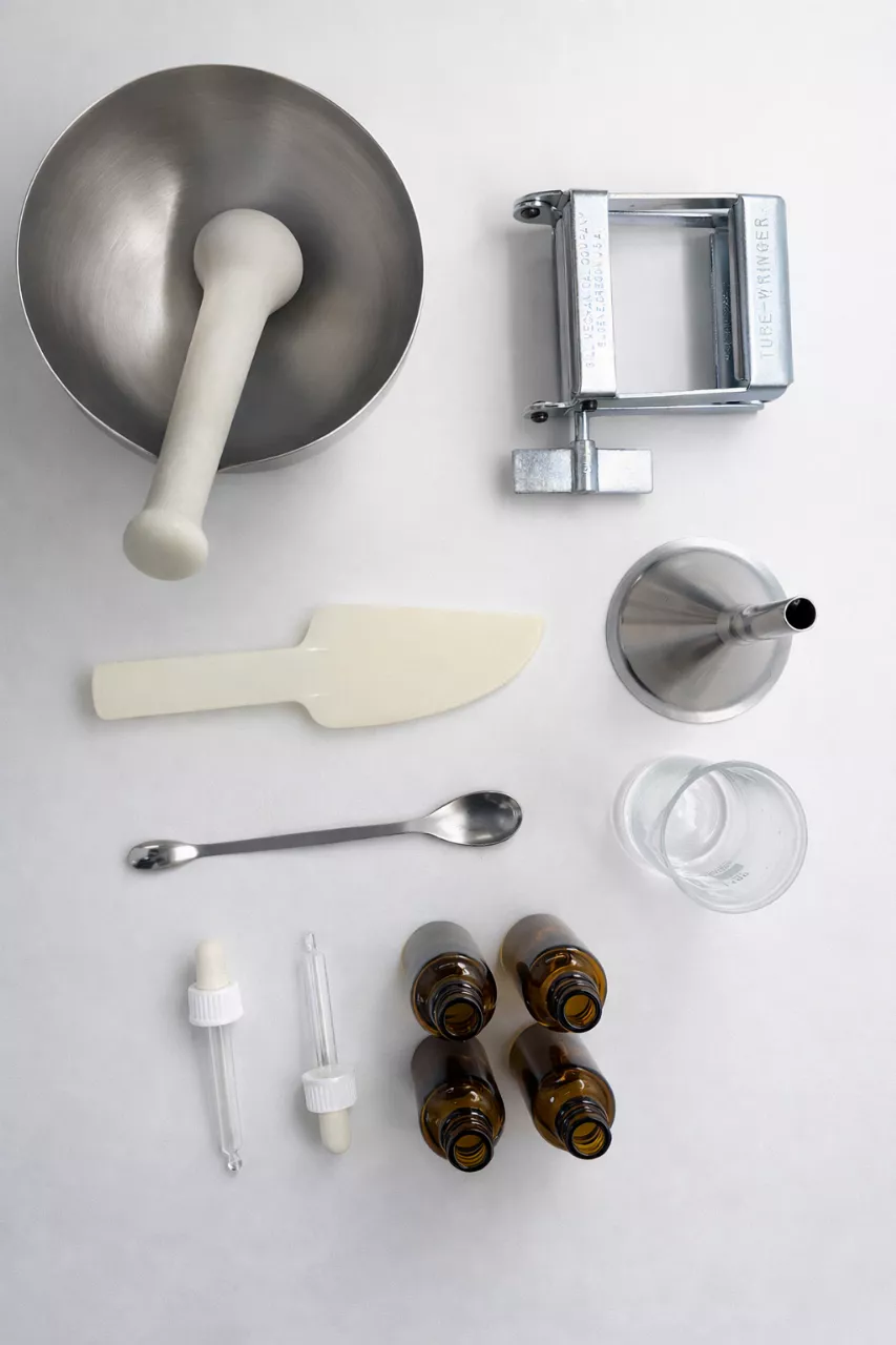 Eine Laborausrüstung für Apotheker auf einem weißen Tisch