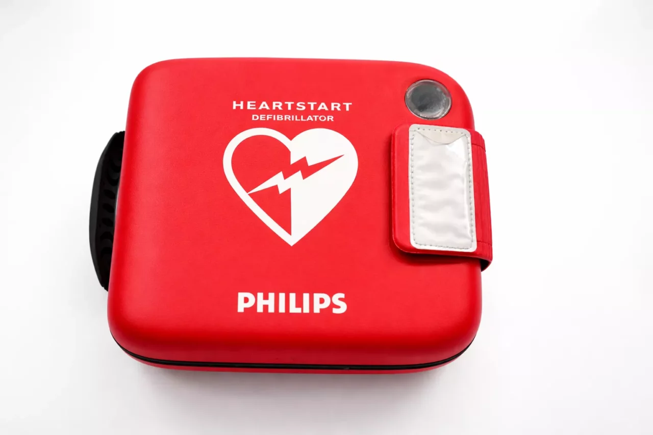 Ein rotes Etui für einen Defibrillator mit einem Herz darauf