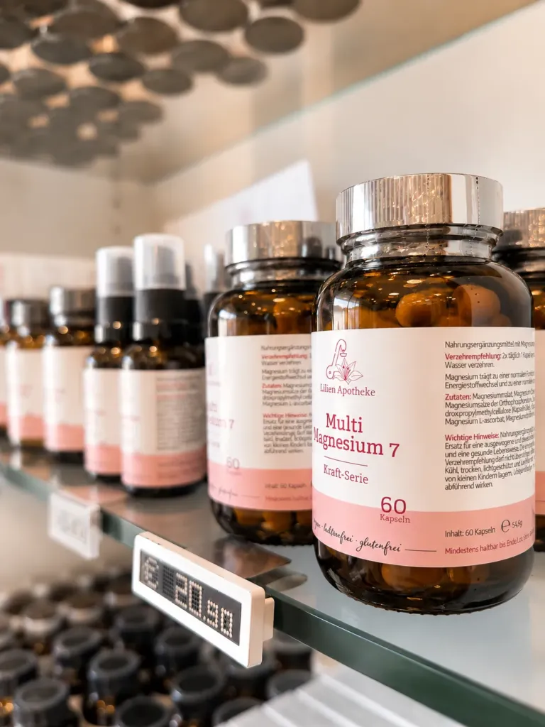 Ein Regal voller vieler verschiedener Vitamine